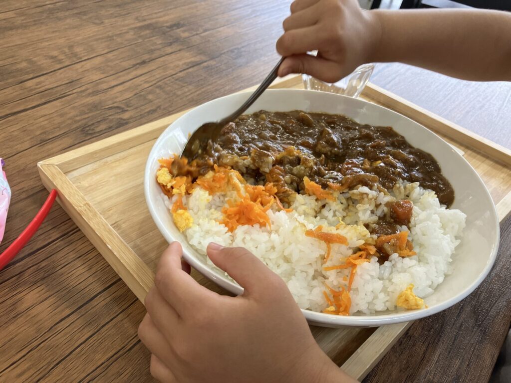 堺市南区役所内の里山キッチンで提供されるカレーランチ